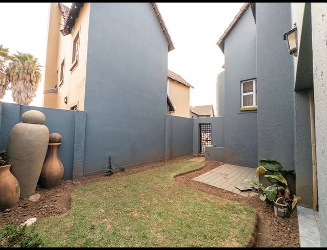 3 BEDROOM TOWNHOUSE FOR SALE IN SONNEVELD